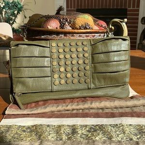 Beautiful, clean, olive green, vintage Aldo Crossbody bag!